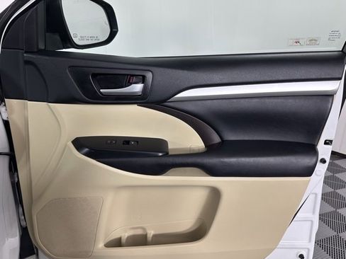 Used 2018 Toyota Highlander XLE image 32