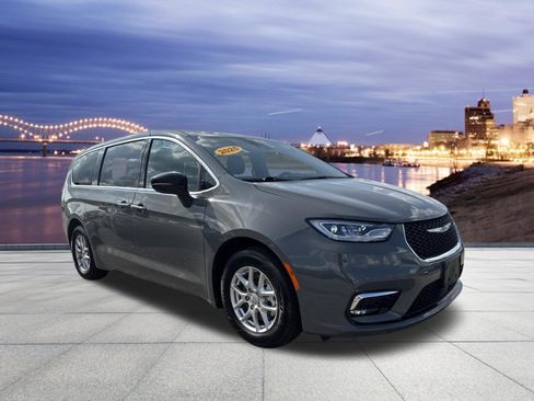 Used 2025 Chrysler Pacifica Select FWD image 4