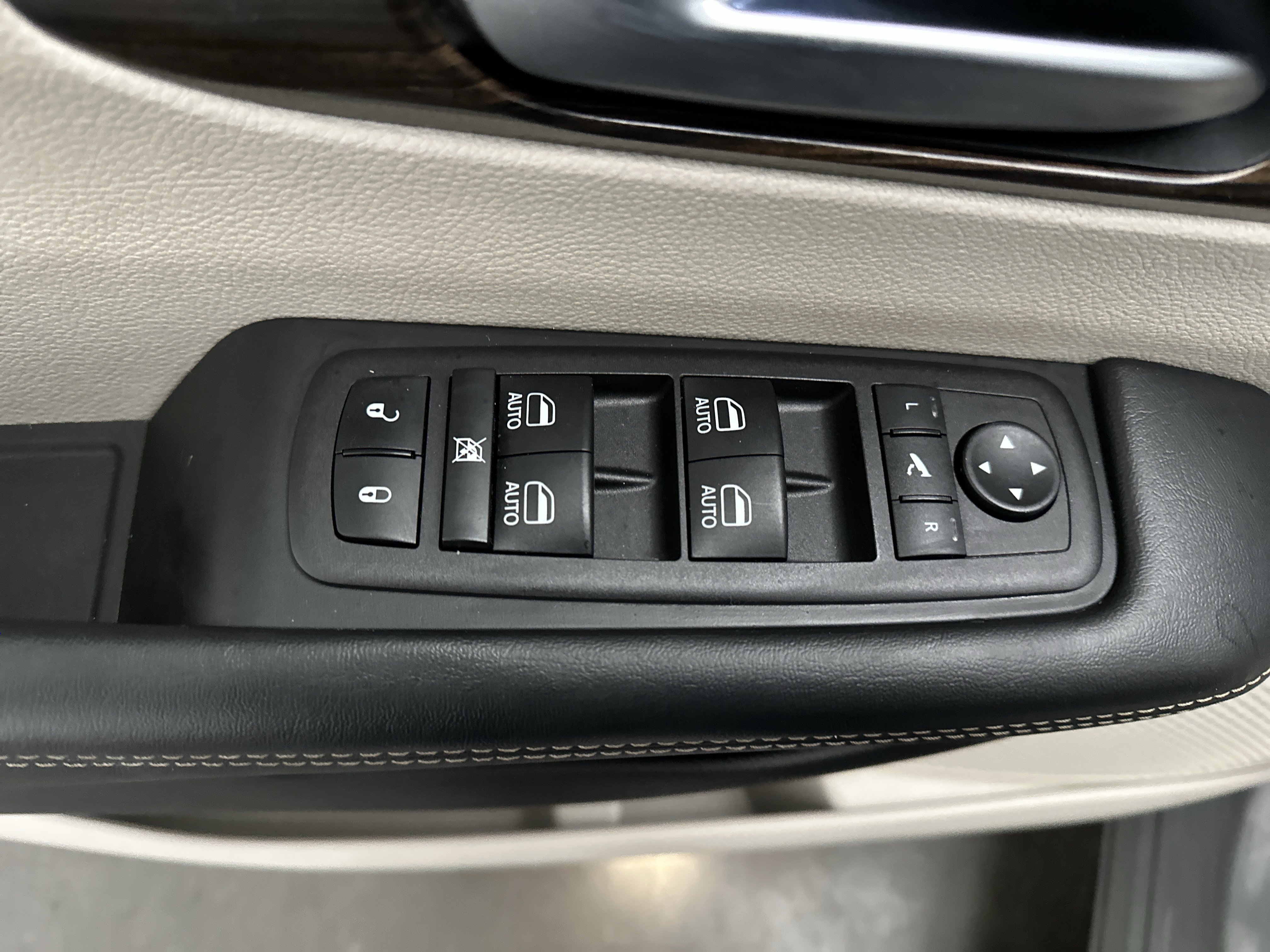 Used 2023 Chrysler Pacifica Limited FWD image 19