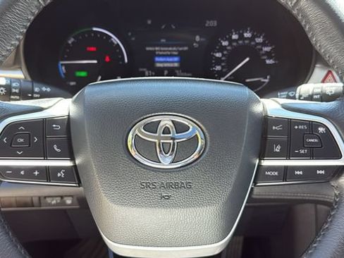 Used 2025 Toyota Sienna XLE AWD/4WD image 11