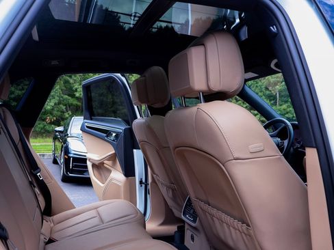 Certified 2026 Porsche Macan AWD/4WD image 9