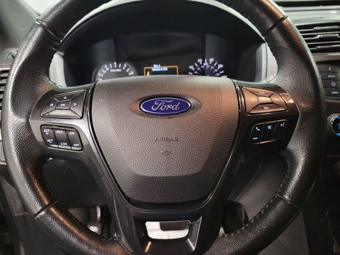 Used 2018 Ford Explorer XLT image 19