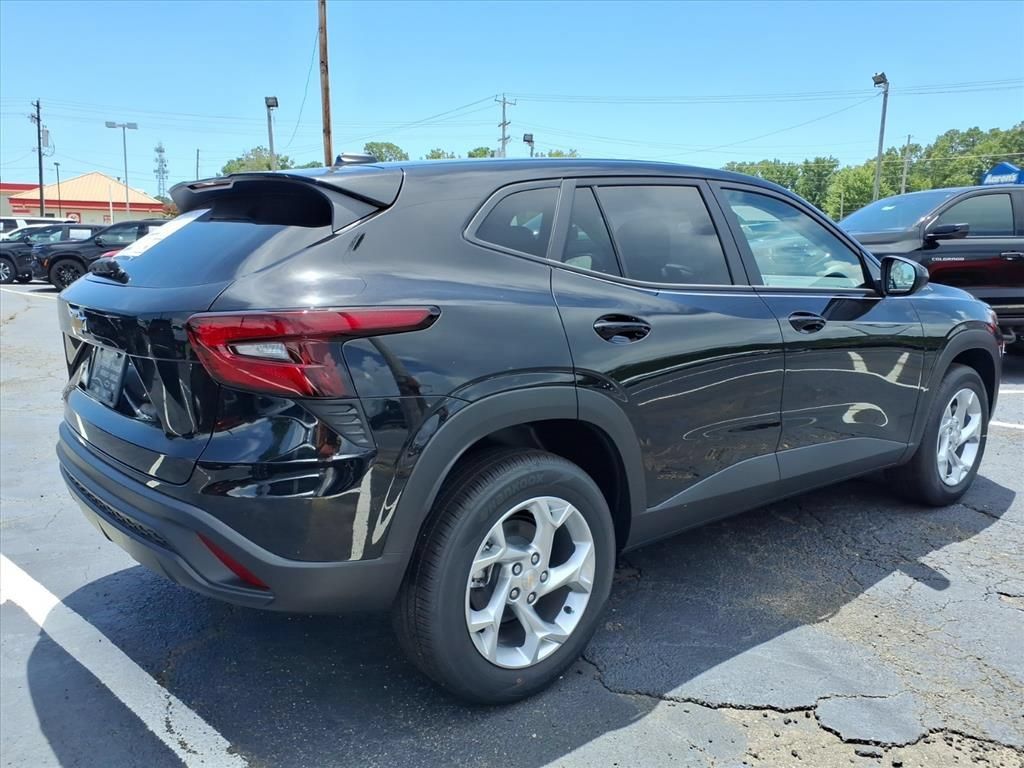 New 2026 Chevrolet Trax LS w/ LS Convenience Package FWD image 3