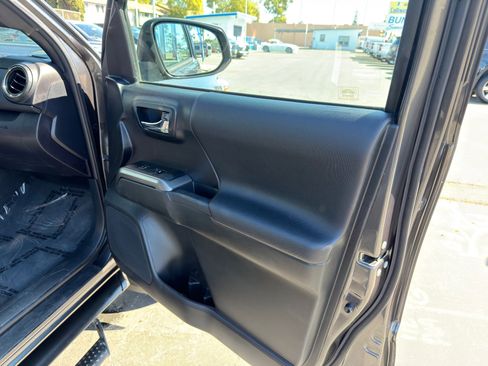 Used 2018 Toyota Tacoma TRD Sport w/ Technology Package image 11