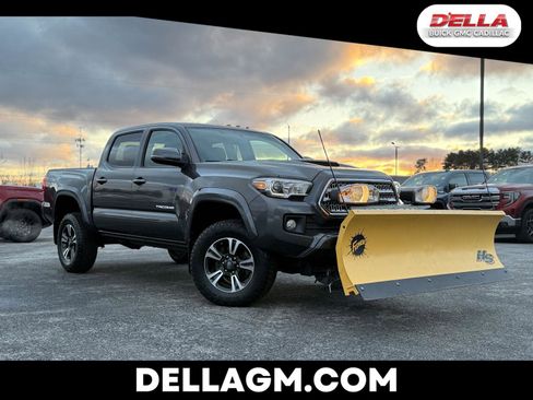 Used 2016 Toyota Tacoma TRD Sport image 1