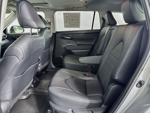 Used 2024 Toyota Highlander XLE FWD image 38