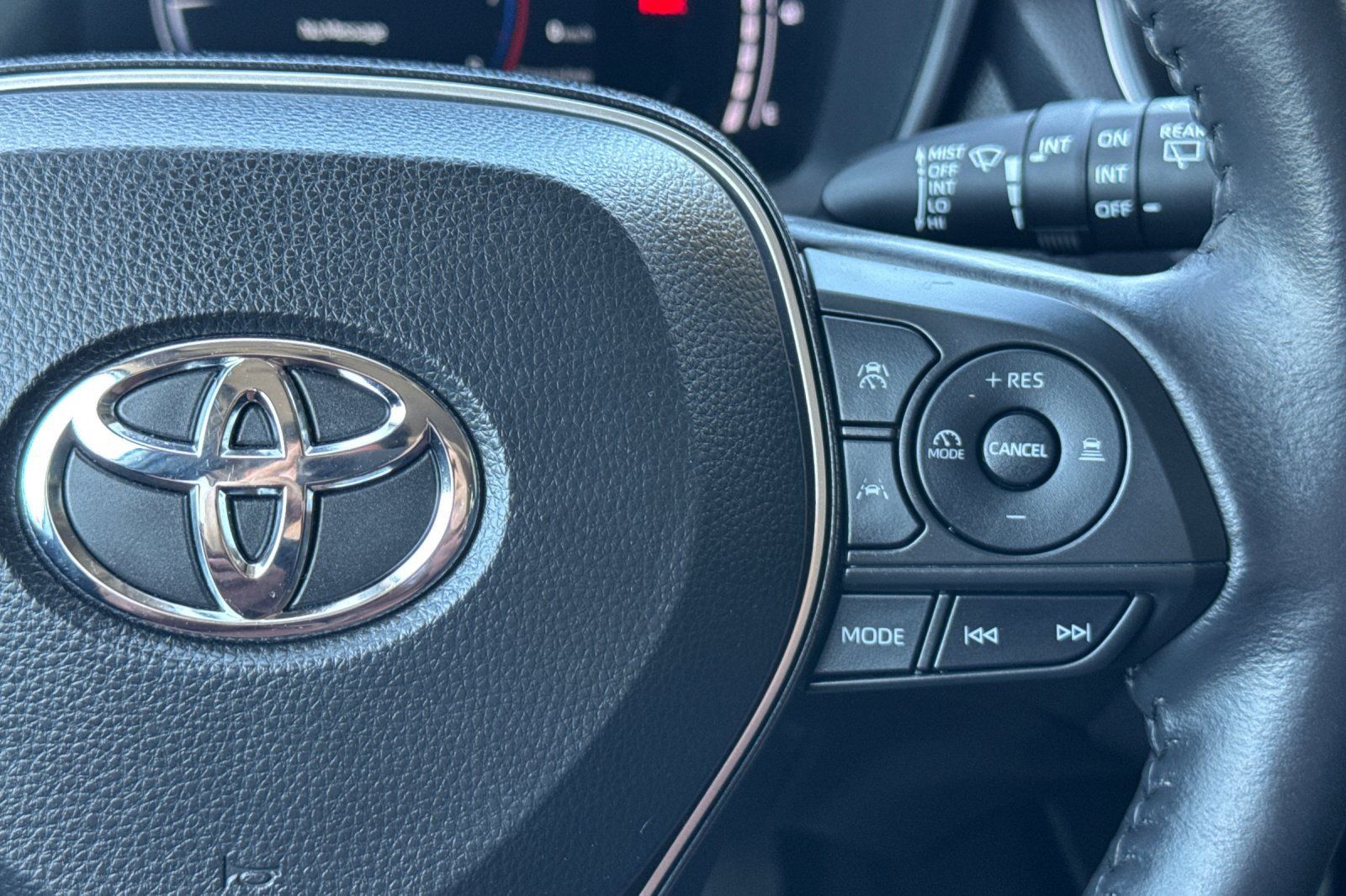 Used 2023 Toyota Corolla Cross XLE w/ Convenience Package FWD image 27