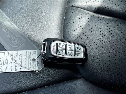 Used 2023 Chrysler Pacifica Touring-L FWD image 32