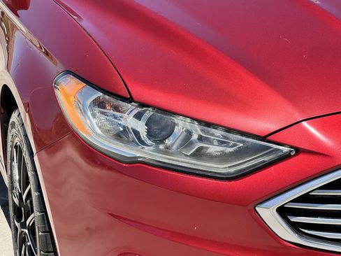 Used 2017 Ford Fusion SE w/ Fusion SE Technology Package FWD image 8