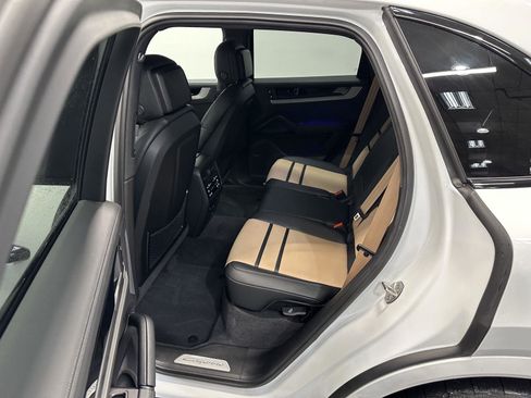 Certified 2025 Porsche Cayenne image 33