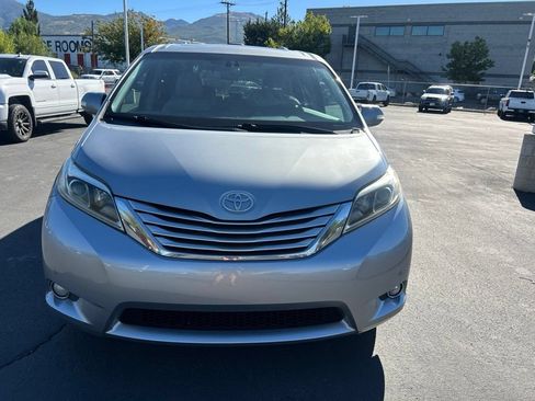 Used 2017 Toyota Sienna Limited Premium AWD/4WD image 4