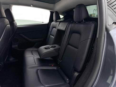 Used 2023 Tesla Model Y 2WD image 31