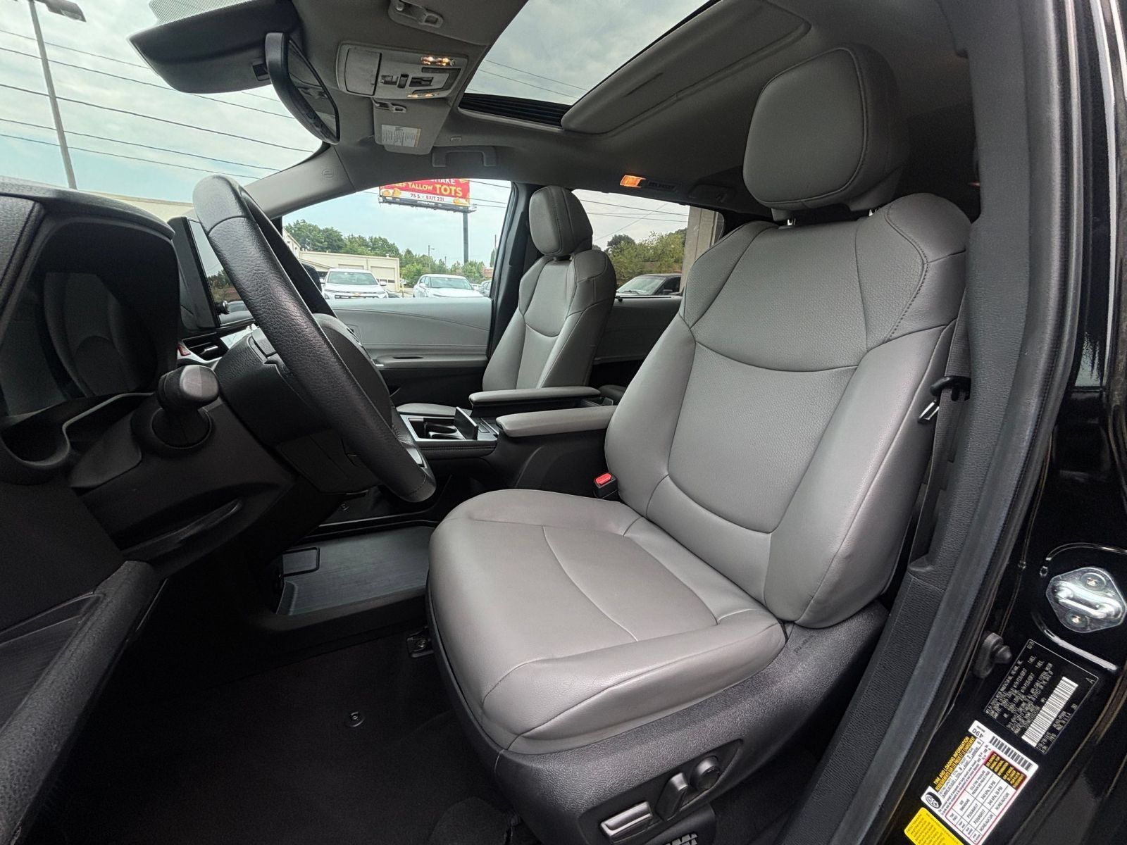 Used 2025 Toyota Sienna XLE FWD image 27