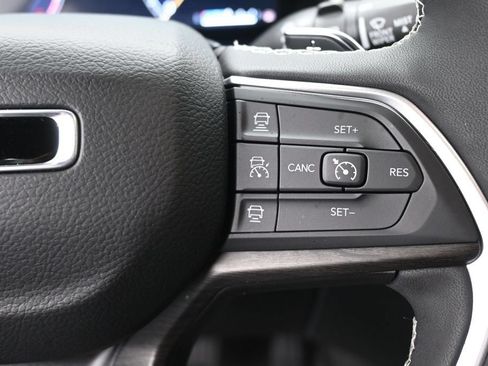 Used 2025 Jeep Grand Cherokee Limited w/ Black Appearance Package RWD image 23