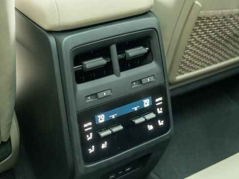 Certified 2025 Porsche Macan Electric image 36