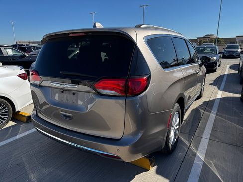 Used 2017 Chrysler Pacifica Touring-L image 4