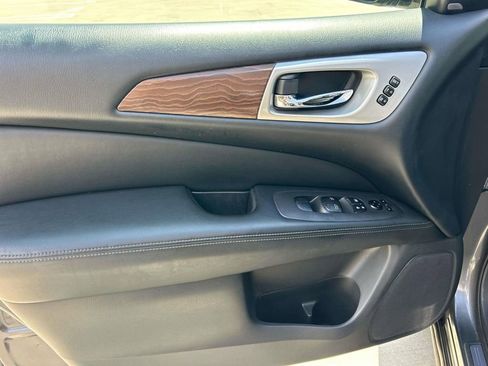Used 2017 Nissan Pathfinder Platinum w/ Family Entertainment Package FWD image 27