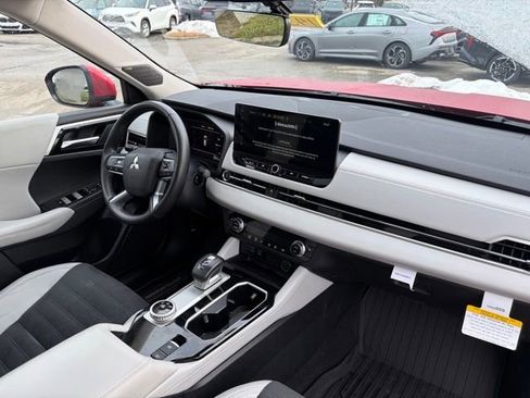 Used 2025 Mitsubishi Outlander SE image 18