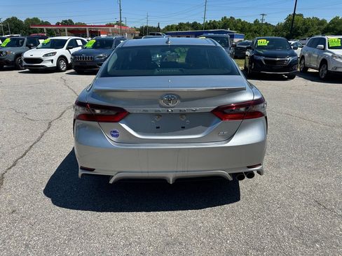 Used 2022 Toyota Camry SE FWD image 4