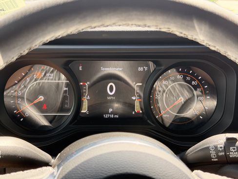 Used 2025 Jeep Wrangler Unlimited Sahara AWD/4WD image 21