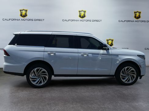 Used 2025 Lincoln Navigator Reserve AWD/4WD image 4