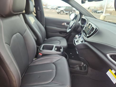New 2026 Chrysler Pacifica Select image 20