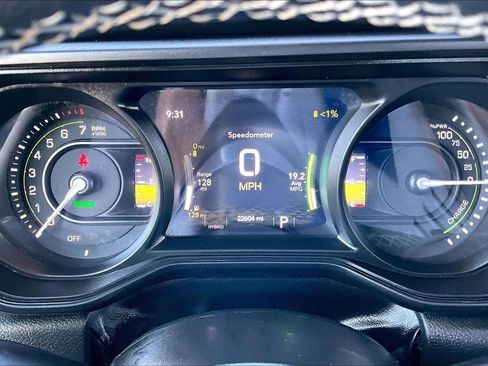 Certified 2025 Jeep Wrangler Unlimited Sahara w/ Safety Group image 8