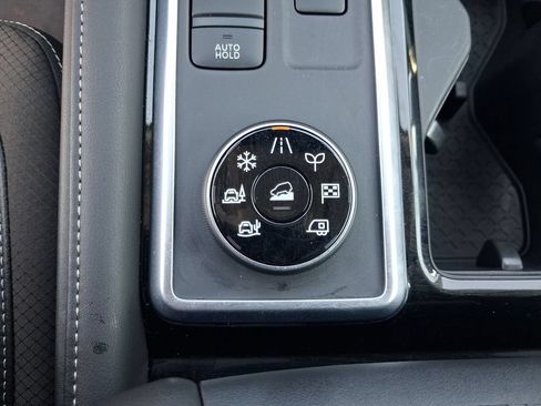 Used 2025 Nissan Pathfinder SL AWD/4WD image 18