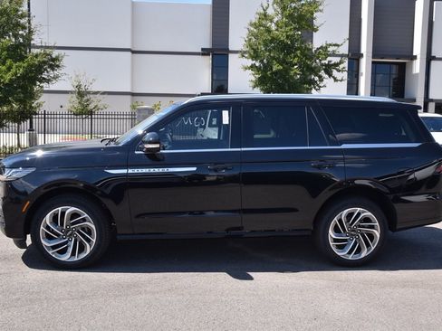 New 2025 Lincoln Navigator Reserve image 11