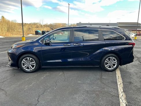 Certified 2024 Toyota Sienna Platinum image 2