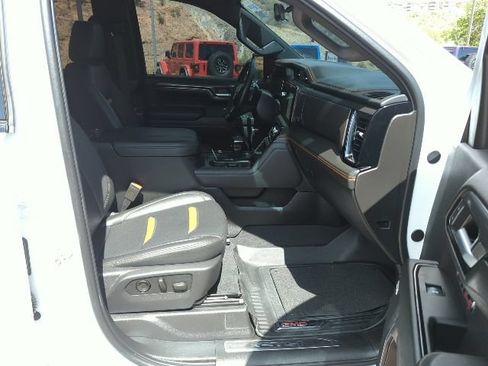 Used 2024 GMC Sierra 1500 AT4 w/ Technology Package AWD/4WD image 19