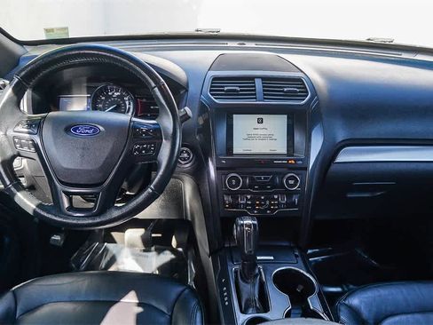 Used 2018 Ford Explorer XLT w/ Equipment Group 202A image 12