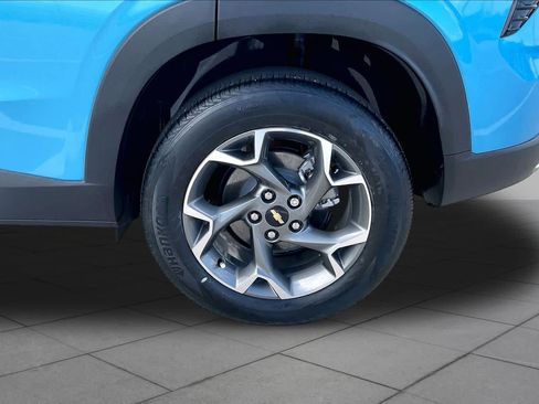 Used 2025 Chevrolet Trax LT w/ Driver Confidence Package FWD image 11