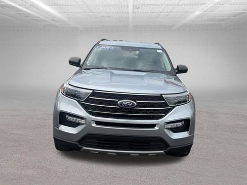 Used 2024 Ford Explorer XLT w/ Equipment Group 202A AWD/4WD image 3