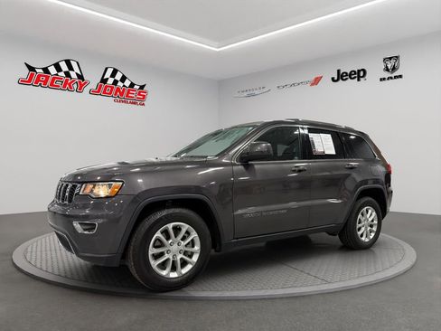 Used 2021 Jeep Grand Cherokee Laredo image 2