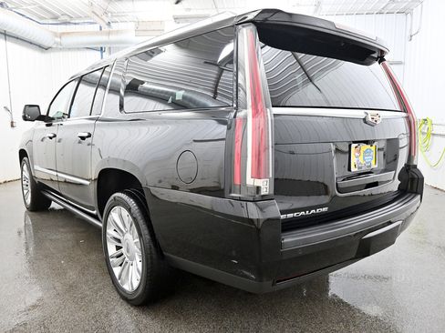 Used 2020 Cadillac Escalade ESV Platinum image 31
