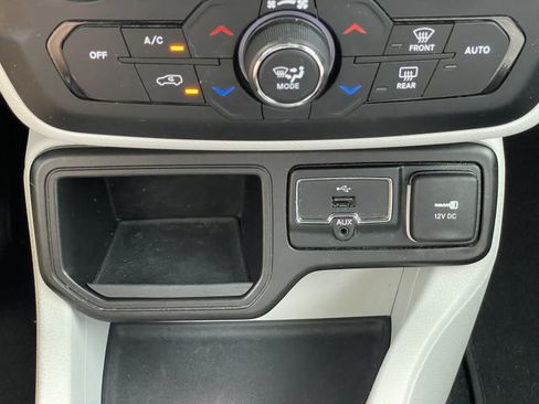 Used 2018 Jeep Renegade Limited w/ UConnect 8.4 Nav Group FWD image 28