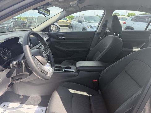 Used 2025 Nissan Altima 2.5 SV FWD image 12