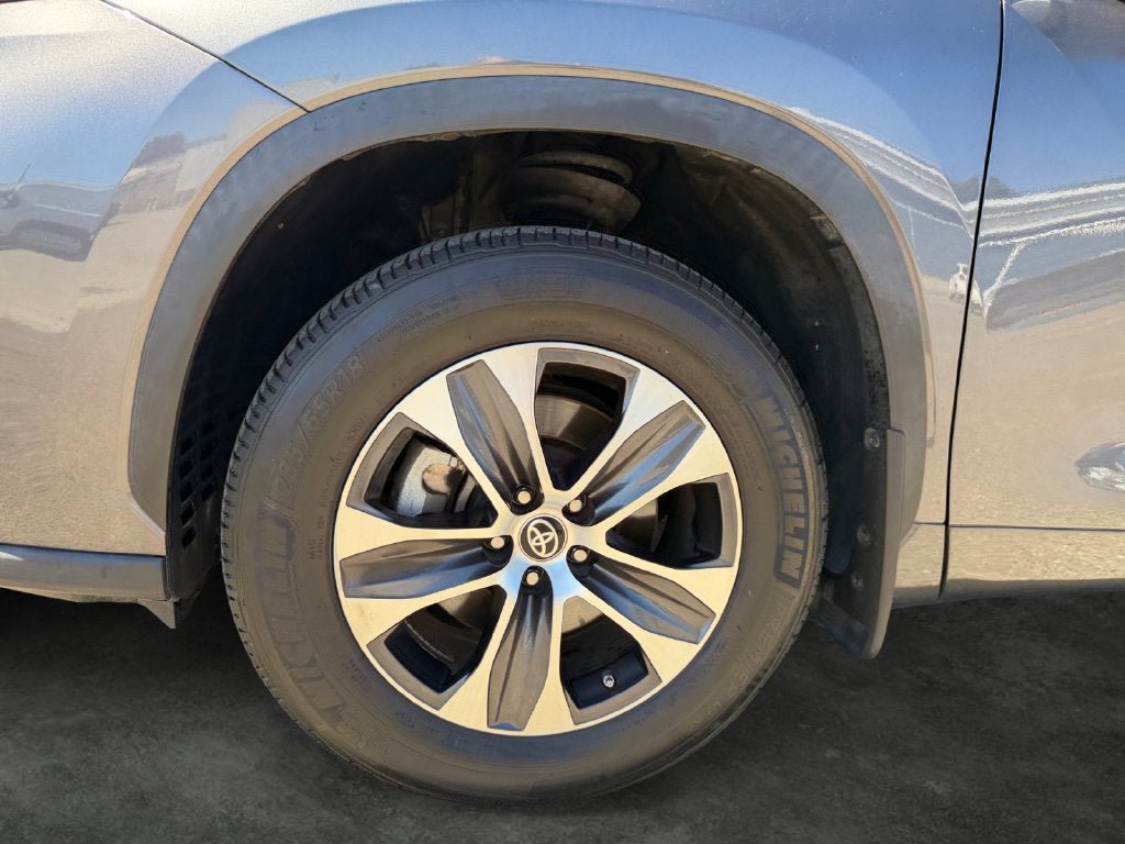 Used 2024 Toyota Highlander XLE AWD/4WD image 4