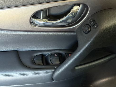 Used 2016 Nissan Rogue SV FWD image 13