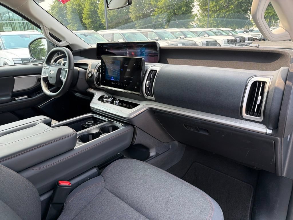 Used 2025 Ford Expedition Active AWD/4WD image 34