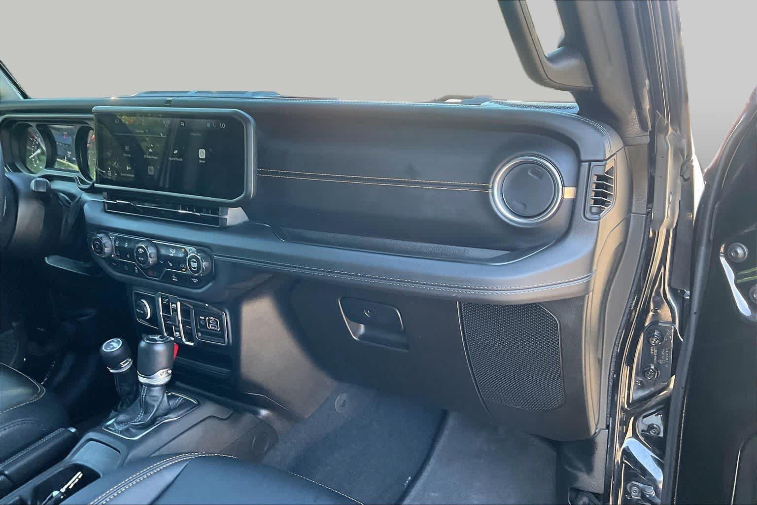 Used 2024 Jeep Wrangler Unlimited Sahara AWD/4WD image 17