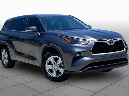 Used 2024 Toyota Highlander LE FWD image 3