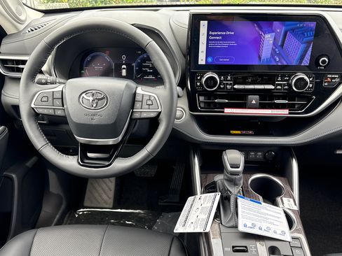 New 2026 Toyota Highlander Platinum image 23