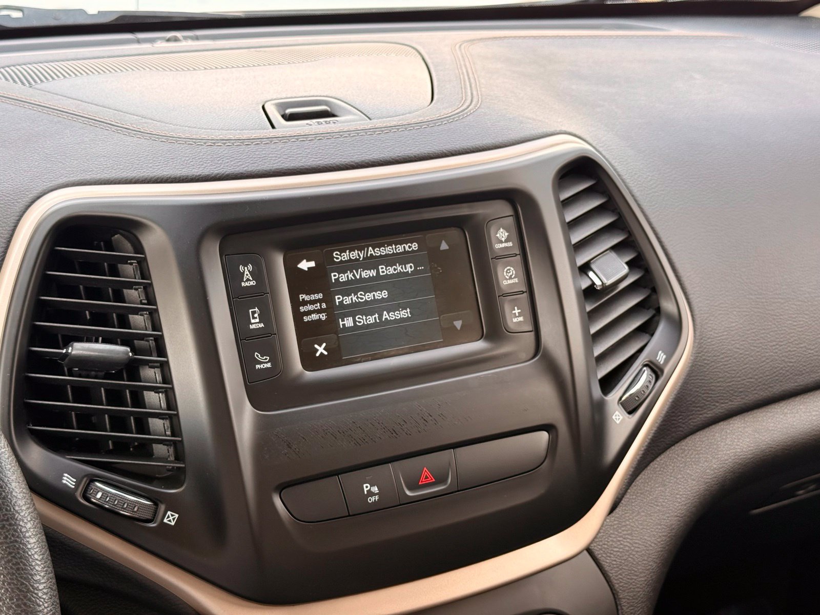 Used 2018 Jeep Cherokee Latitude w/ Safety Group AWD/4WD image 33