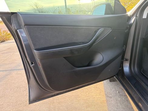 Used 2021 Tesla Model Y Long Range image 9