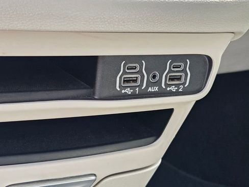 Used 2023 Chrysler Pacifica Touring-L FWD image 25