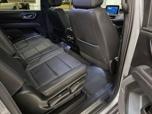 Used 2024 Chevrolet Suburban LT RWD image 34
