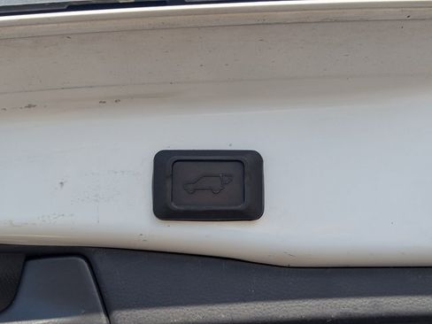 Used 2022 Toyota RAV4 XLE Premium image 32