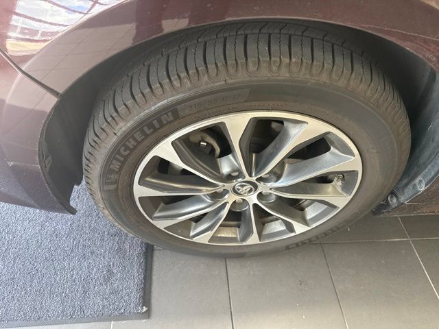 Used 2017 Toyota Avalon XLE FWD image 2